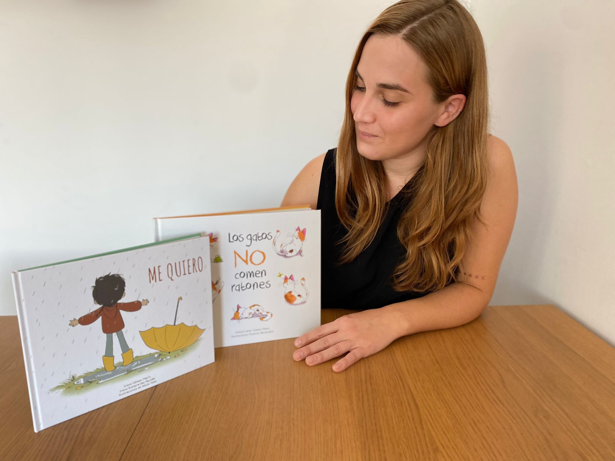 Irene con algunos de sus cuentos